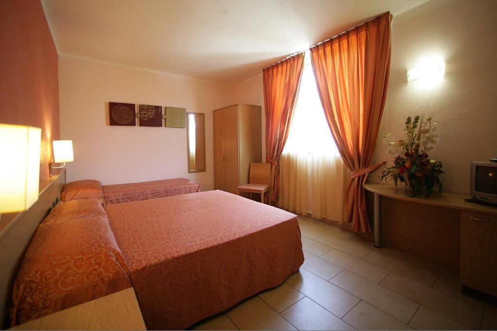 מרינה די קררה Hotel Tenda Rossa חדר תמונה